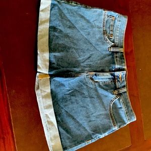 I am selling Vans jean shorts size 26 color denim blue for 15$ Thank you 😀